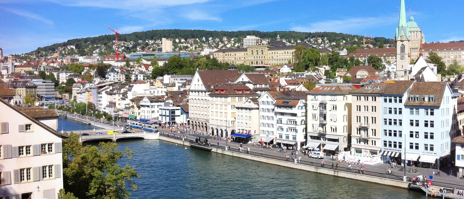 Praga – Zurigo — Zurigo, il lungofiume della Limmat