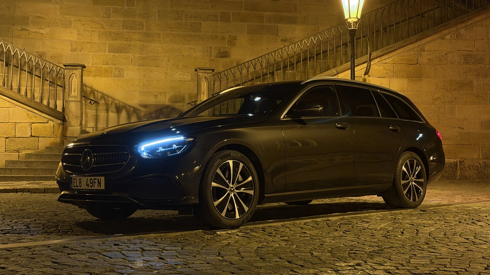 Mercedes-Benz E-Klasse T-Modell auf der Kampa-Insel bei der Karlsbrücke in Prag
