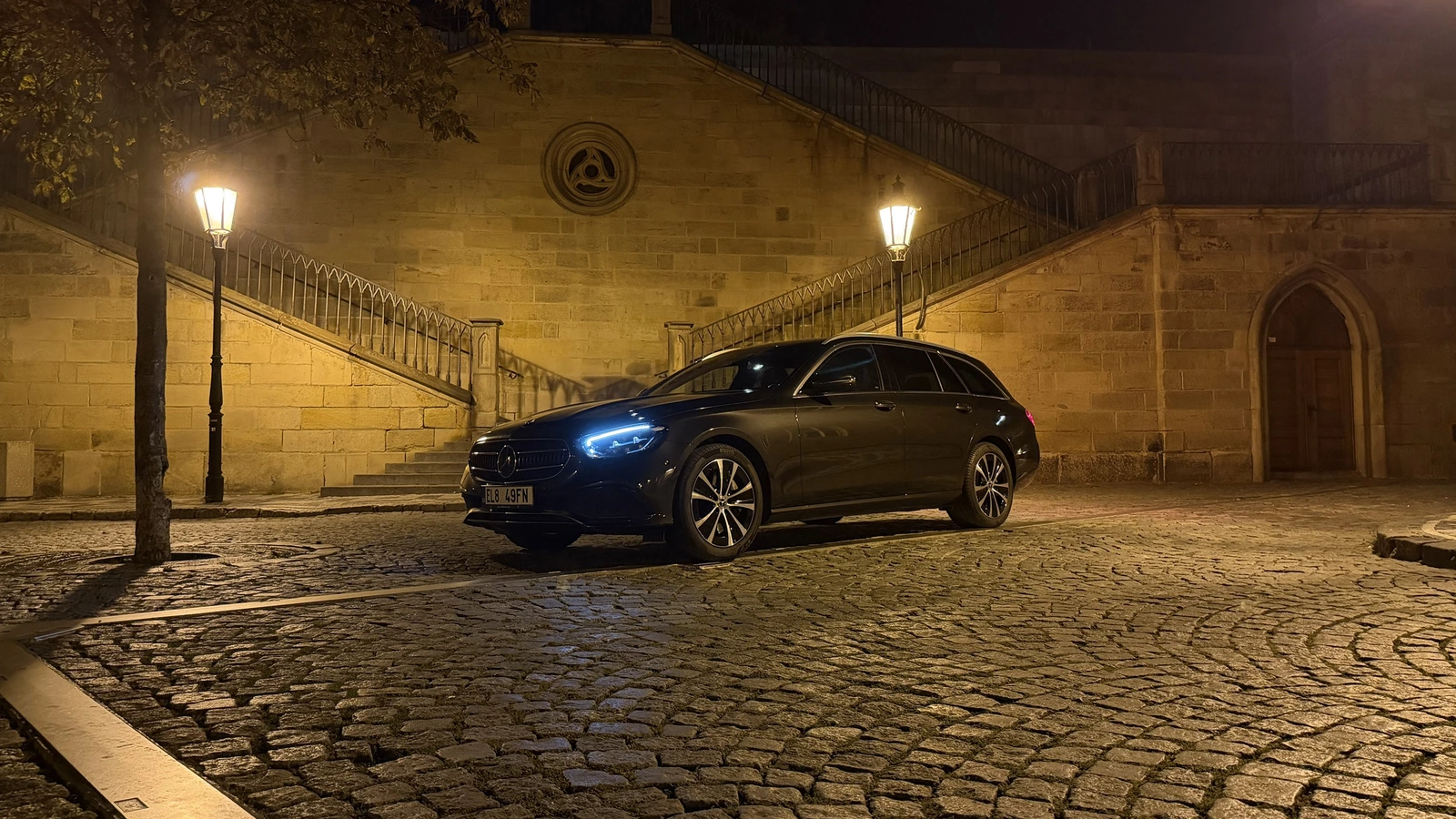 Mercedes-Benz E-Klasse T-Modell nachts auf der Kampa bei der Karlsbrücke