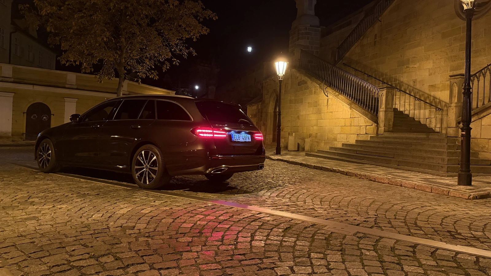Mercedes-Benz E-Klasse T-Modell von hinten, Kampa-Insel in Prag